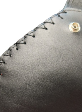 Τσαντάκι δερμάτινο για τα βασικά