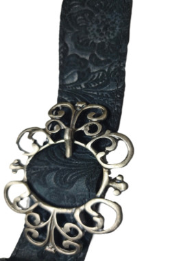Μαύρη δερμάτινη ζώνη με έντονα ανάγλυφα σταμπαριστά λουλουδια
