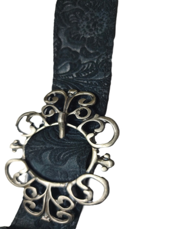 Μαύρη δερμάτινη ζώνη με έντονα ανάγλυφα σταμπαριστά λουλουδια