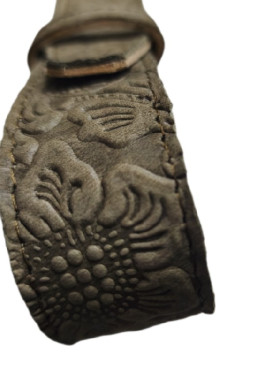 Μπεζ δερμάτινη ζώνη με έντονα ανάγλυφα σταμπαριστά λουλουδια