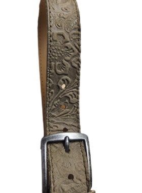 Μπεζ δερμάτινη ζώνη με έντονα ανάγλυφα σταμπαριστά λουλουδια