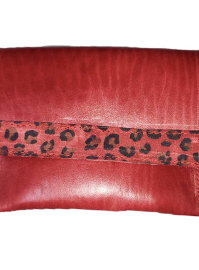 Κόκκινο δερμάτινο τσαντάκι με λεοπάρ λεπτομέρειες