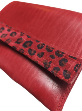 Κόκκινο δερμάτινο τσαντάκι με λεοπάρ λεπτομέρειες
