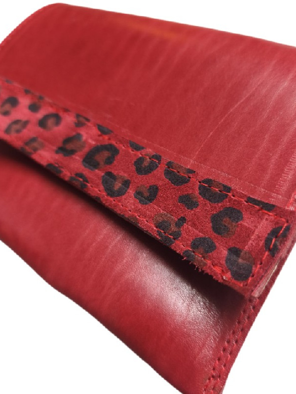 Κόκκινο δερμάτινο τσαντάκι με λεοπάρ λεπτομέρειες