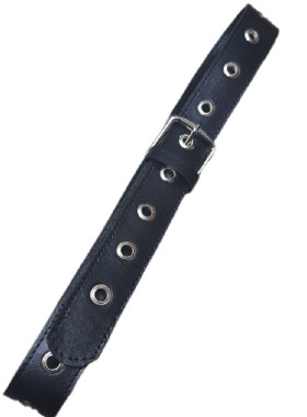 Μαύρη δερμάτινη ζώνη με τρουκς με τρύπα