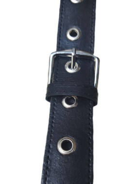 Μαύρη δερμάτινη ζώνη με τρουκς με τρύπα