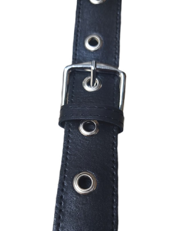 Μαύρη δερμάτινη ζώνη με τρουκς με τρύπα